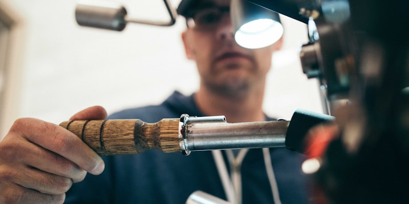 运动员使用穿戴式设备进行动作捕捉与生物力学分析