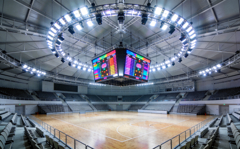 现代化体育场馆内的专业照明与记分牌设备